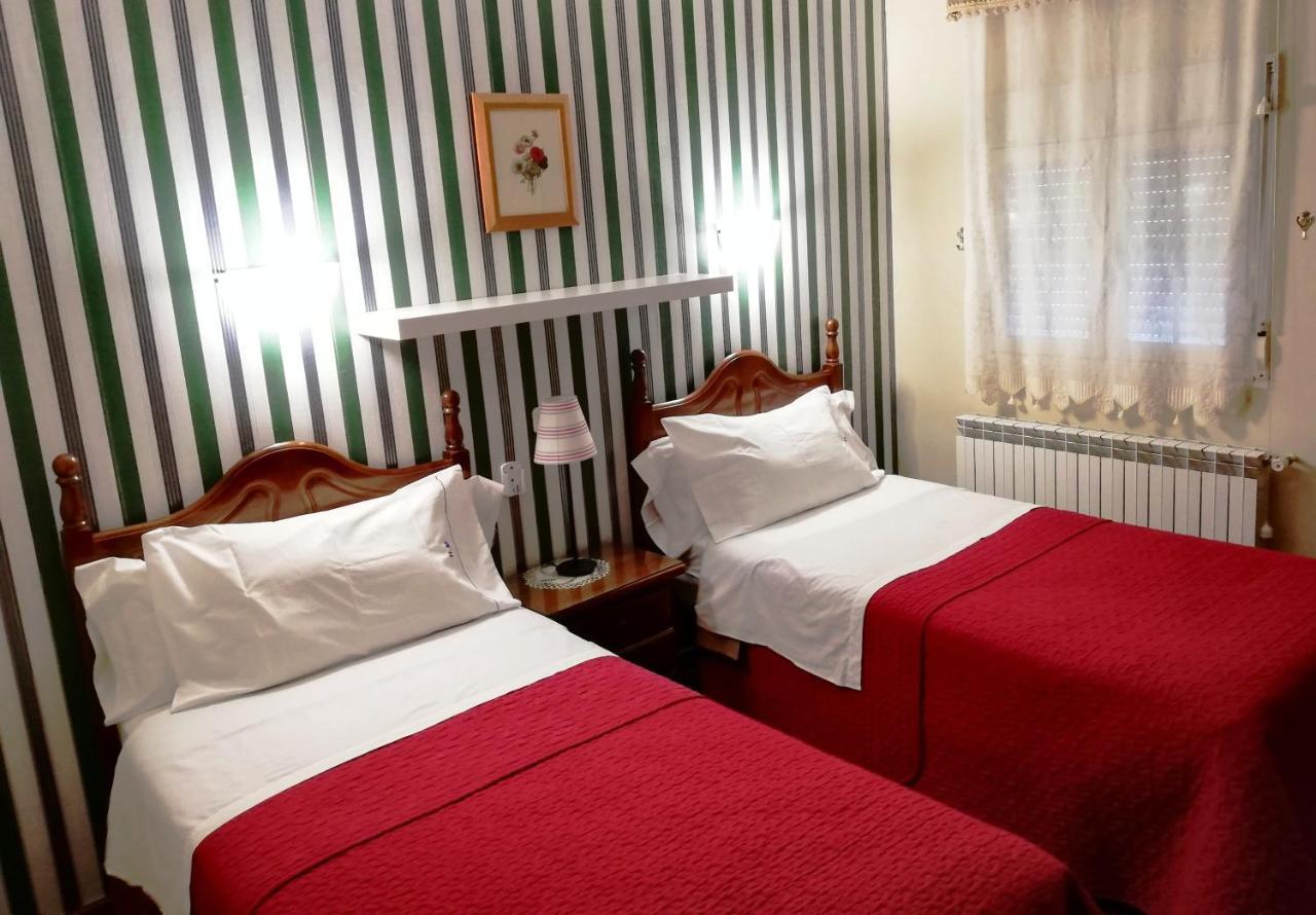 Hostal Martin Ribadelago Esterno foto