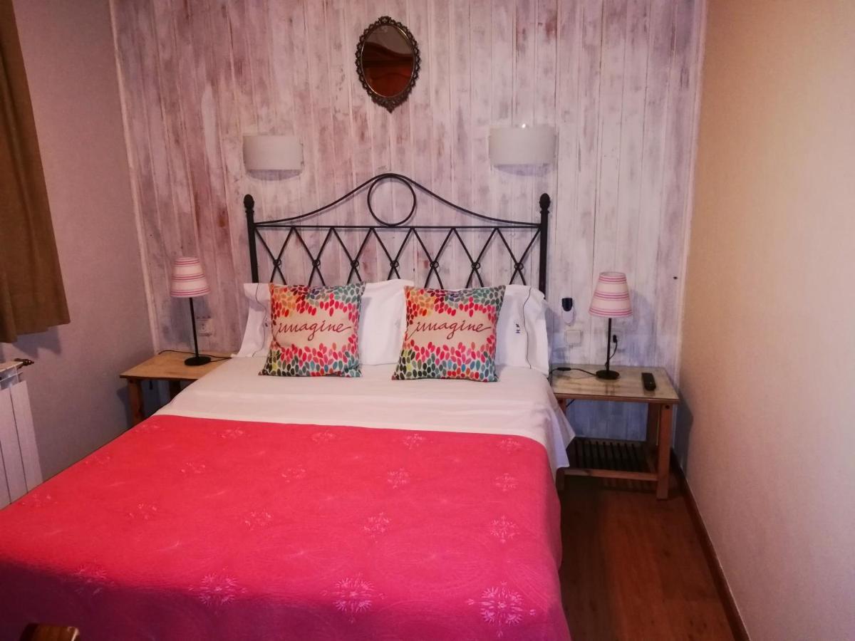 Hostal Martin Ribadelago Esterno foto
