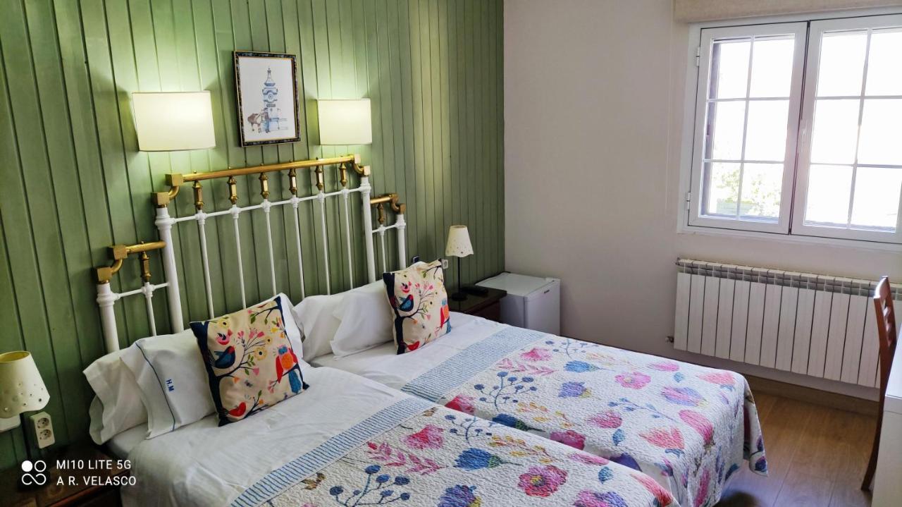 Hostal Martin Ribadelago Esterno foto