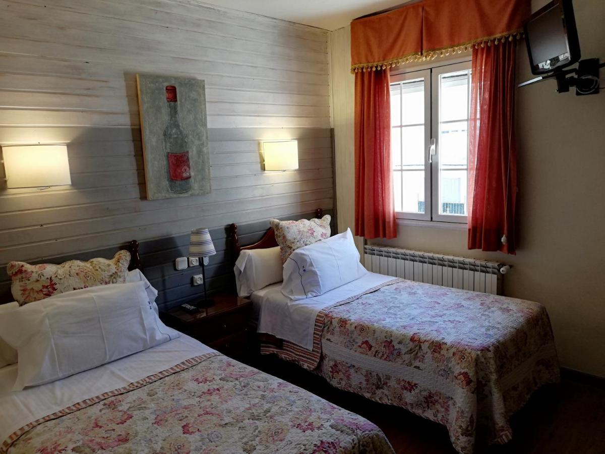 Hostal Martin Ribadelago Esterno foto