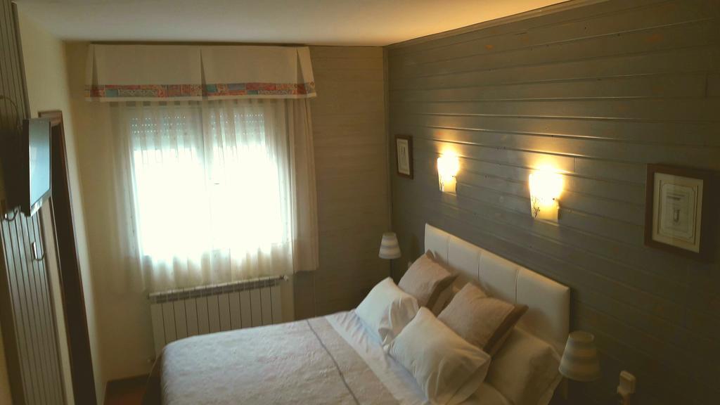Hostal Martin Ribadelago Esterno foto