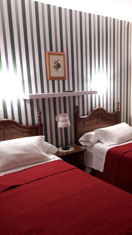 Hostal Martin Ribadelago Esterno foto