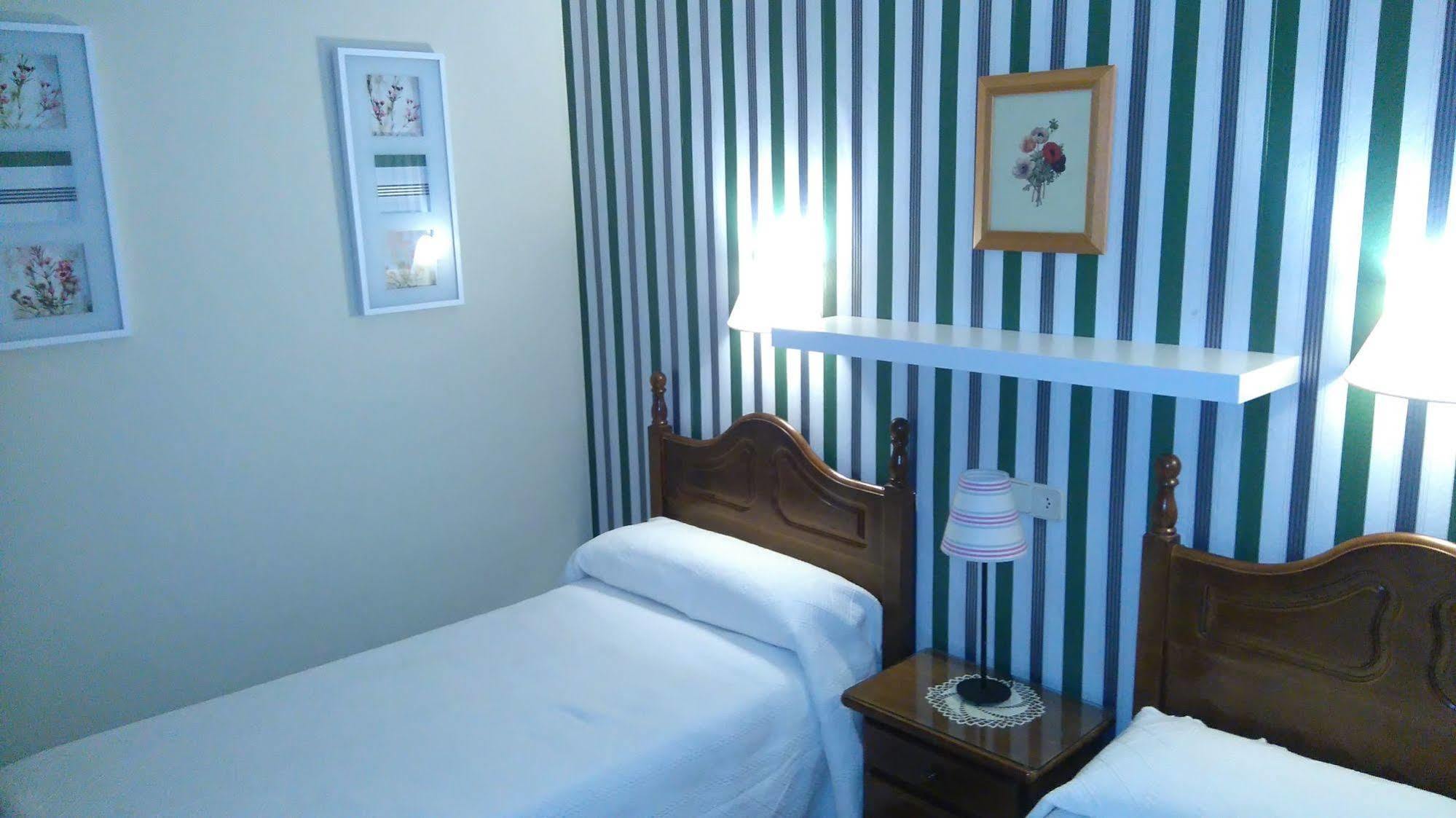 Hostal Martin Ribadelago Esterno foto