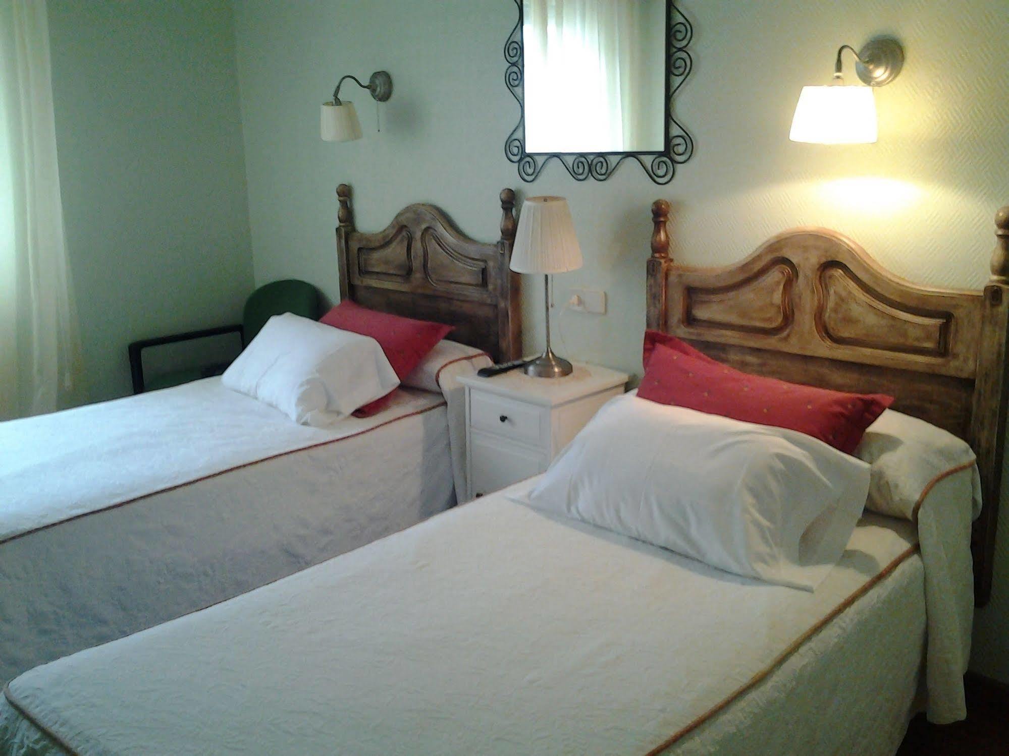 Hostal Martin Ribadelago Esterno foto
