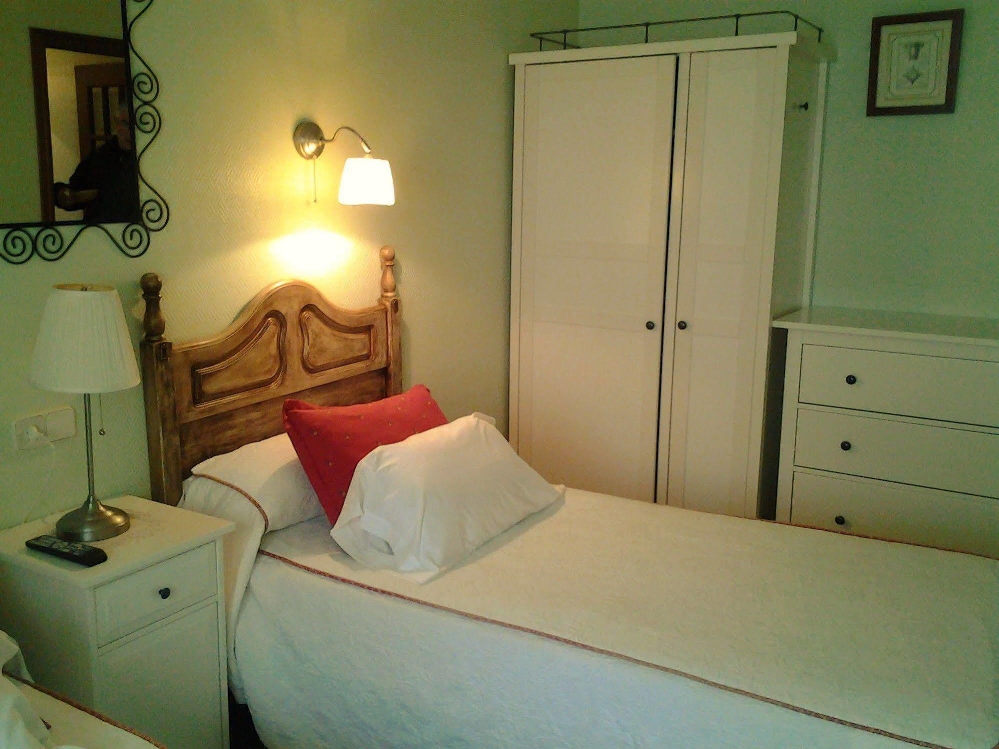Hostal Martin Ribadelago Esterno foto