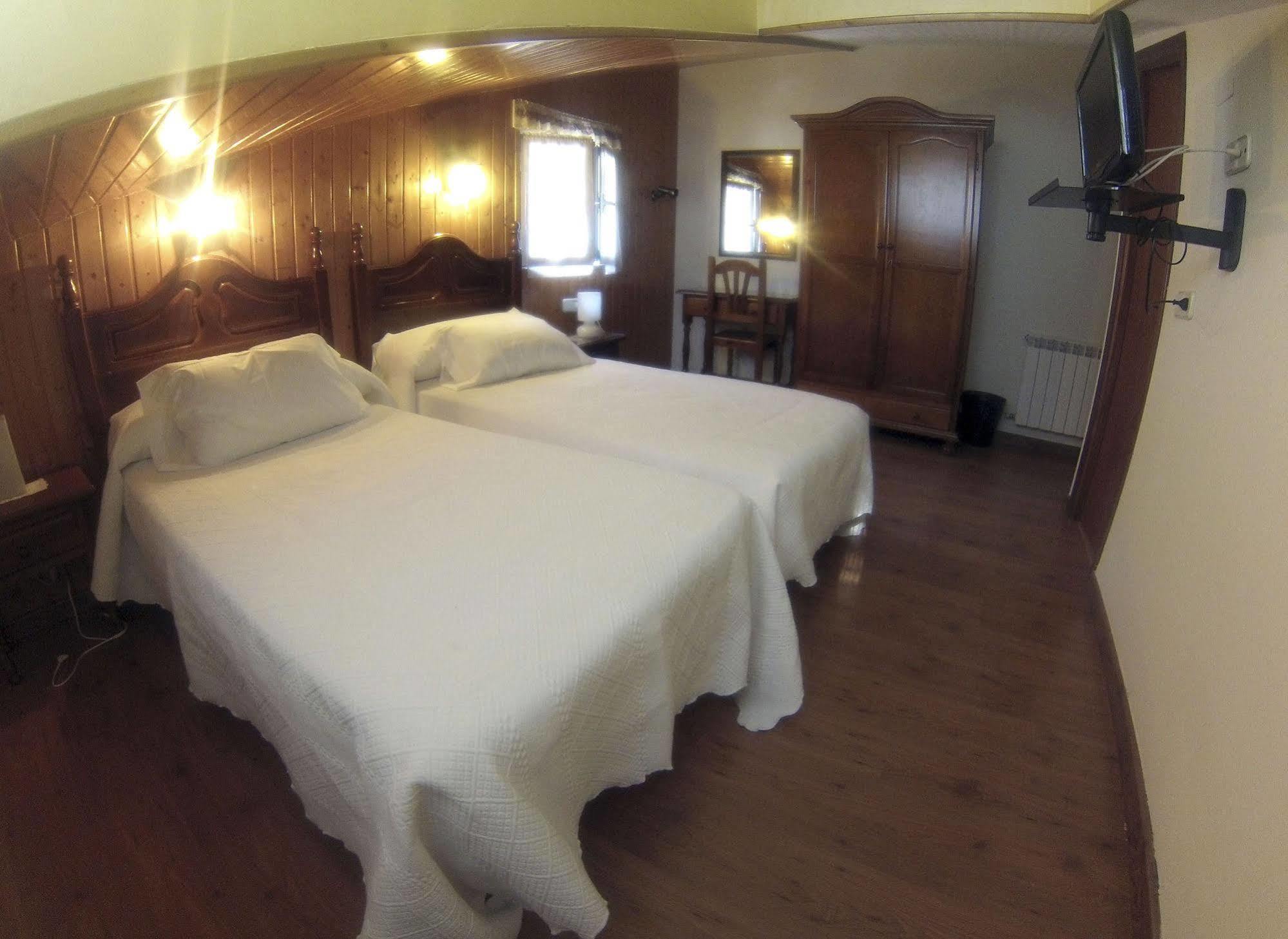 Hostal Martin Ribadelago Esterno foto