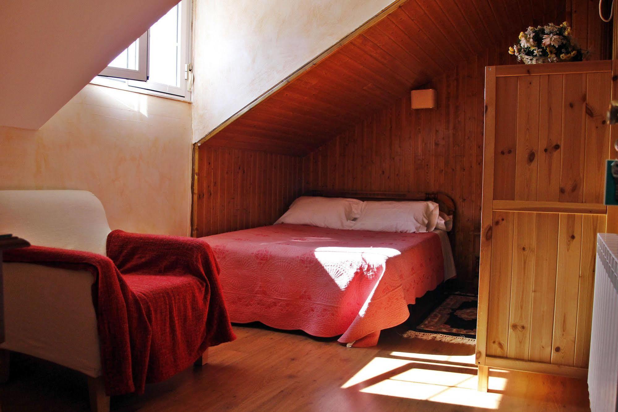 Hostal Martin Ribadelago Esterno foto