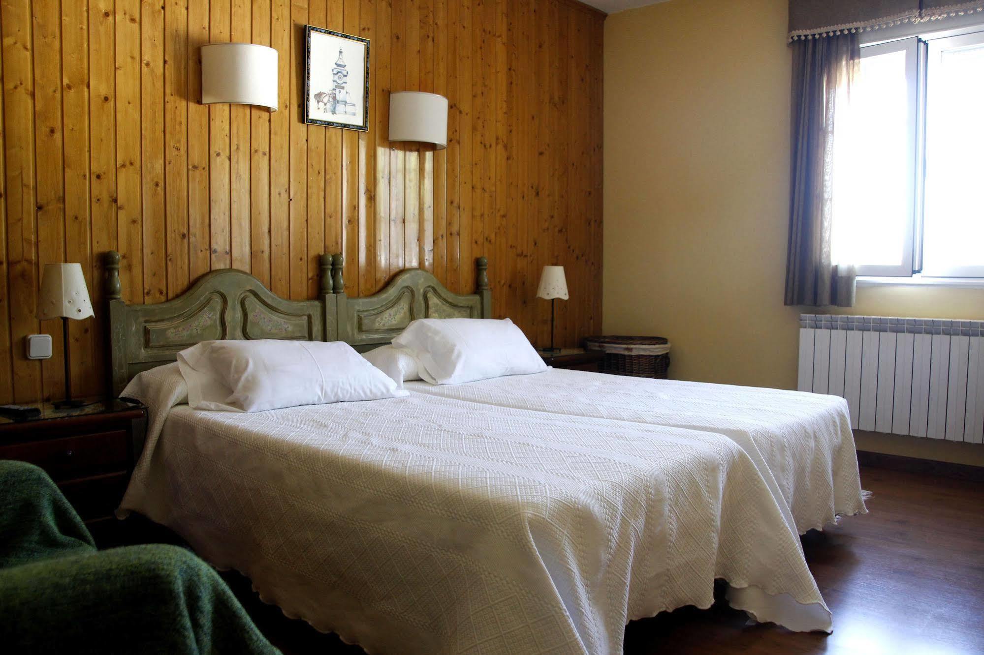 Hostal Martin Ribadelago Esterno foto
