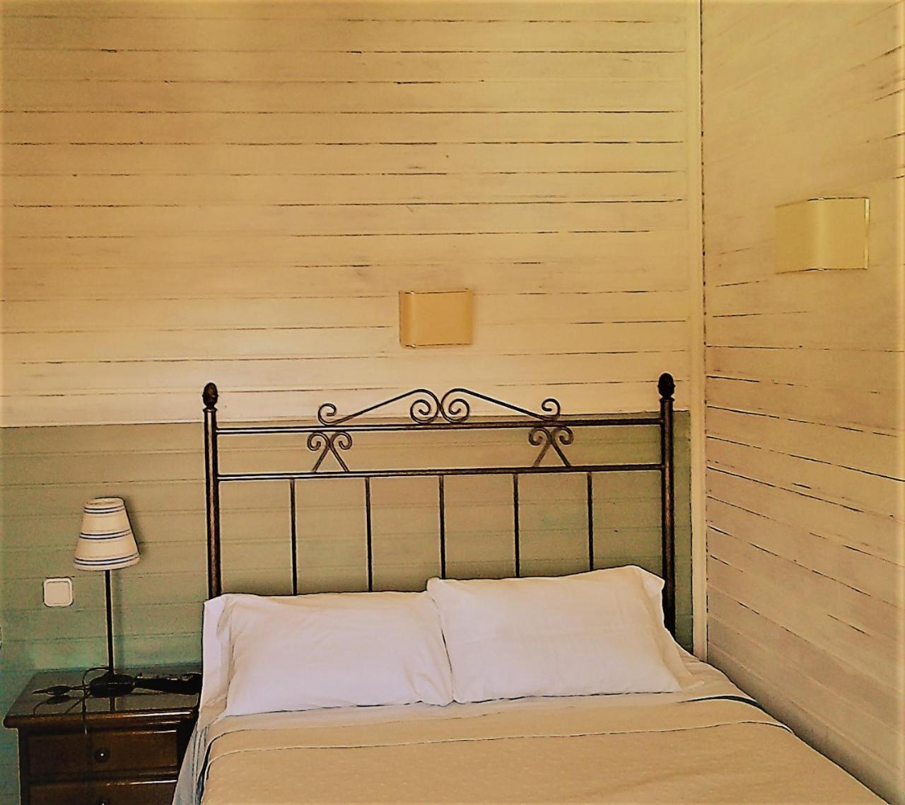 Hostal Martin Ribadelago Esterno foto